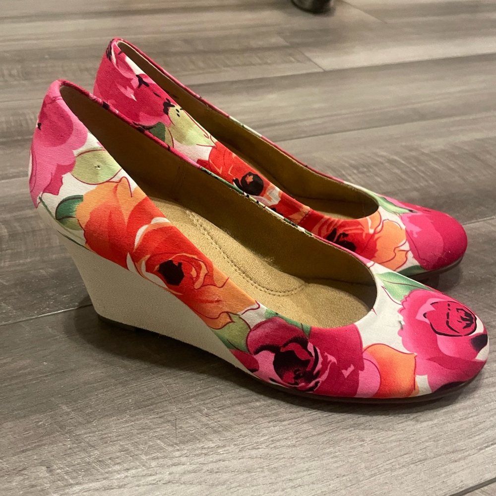 Woman’s Aerosoles Plum Tree Floral Wedge Heels Size 9.5US